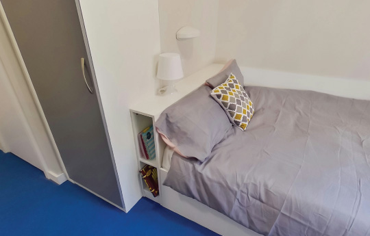 Dyma lun o’n hystafell en-suite premiwm a leolir ar Gampws y Bae