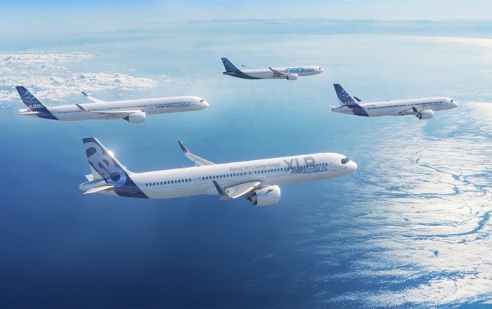 Pedwar awyren Airbus yn hedfan, gan gynnwys A220-300, A321XLR, A330-900 ac A350-1000. Credyd: Airbus SAS 2024.